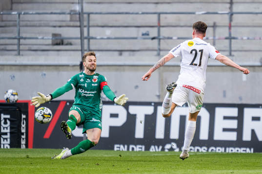 Brommapojkarnas Samuel Kroon gör 1-3 bakom Kalmars