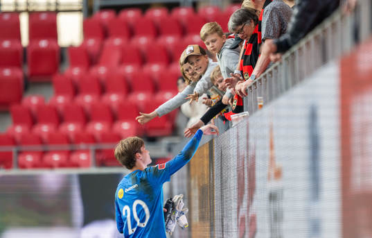 Brommapojkarnas målvakt Filip Sidklev jublar med fansen