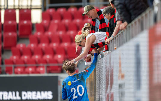 Brommapojkarnas målvakt Filip Sidklev jublar med fansen