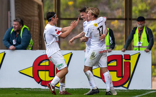 Brommapojkarnas Samuel Kroon jublar