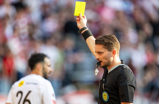 Domare Joakim Östling varnar Brommapojkarnas André Calisir