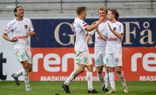 Brommapojkarnas Oscar Pettersson jublar med lagkamrater