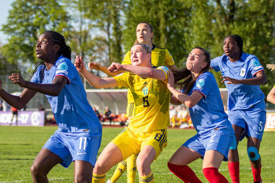 Alexandra Larsson of Sweden with Chancelle Effa Effa and