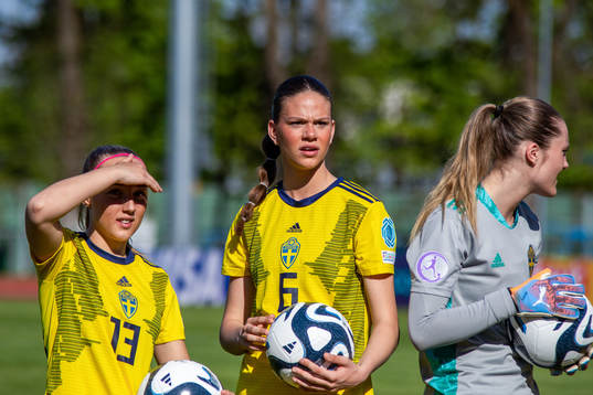 Saga Fredgren, Bella Andersson and målvakt Julia Cavander