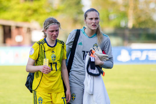 Hannah Sjödahl and målvakt Julia Cavander of Sweden look