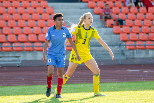 Taeryne Job of France and Smilla Holmberg of Sweden