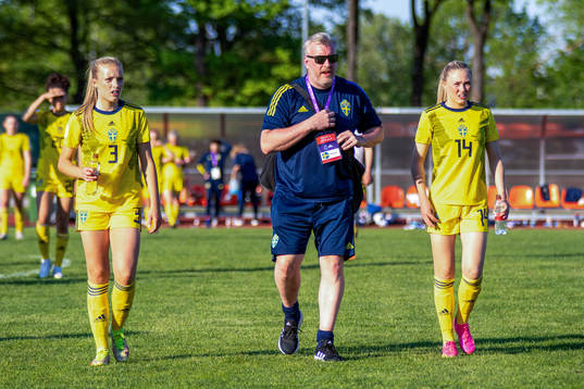 Smilla Holmberg and Ida Björnberg of Sweden look dejected