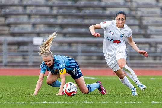 Djurgårdens Nellie Lilja och Växjö DFFs Nesrin Akgun