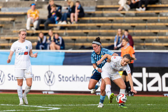 ≤dj<Hayley Dowd och Växjö DFFs Amanda Altheden