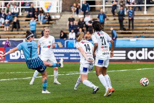 Djurgårdens Hayley Dowd skjuter förbi täckande Växjö