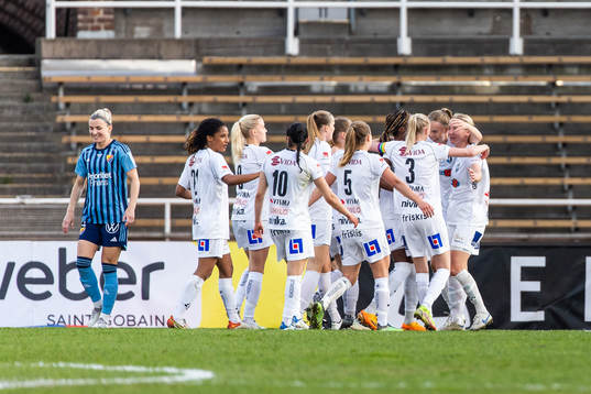 Växjö DFFs Alexandra Jonasson jublar med lagkamrater