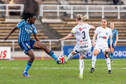 Djurgårdens Flavine Mawete Musolo och Växjö DFFs Emma