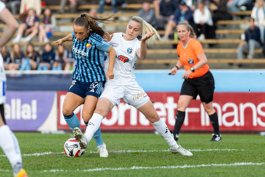 Djurgårdens Tilde Lindwall och Växjö DFFs Olivia Mattsson