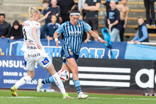 Djurgårdens Hayley Dowd och Växjö DFFs Emma Pennsäter