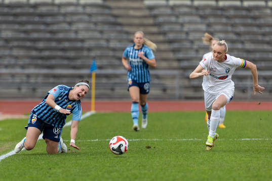 Djurgårdens Hayley Dowd och Växjö DFFs Emma Pennsäter