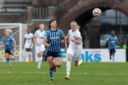 Djurgårdens Lova Lundin och Växjö DFFs Emma Pennsäter