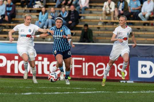 Växjö DFFs Alexandra Jonasson och Emma Pennsäter mot