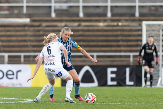 Djurgårdens Nellie Lilja och Växjö DFFs Alexandra