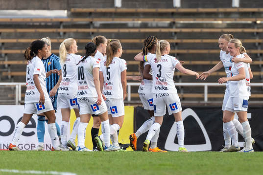 Växjö DFFs spelare jublar