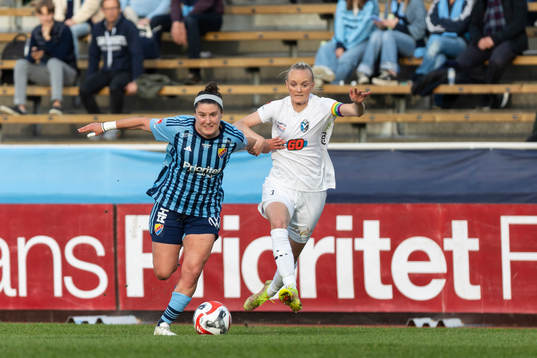 Djurgårdens Hayley Dowd och Växjö DFFs Emma Pennsäter