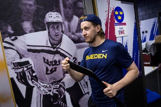 Jonathan Pudas of Sweden walks by a picture of Börje