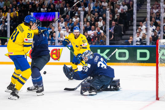 Leo Carlsson and Linus Johansson of Sweden in front of