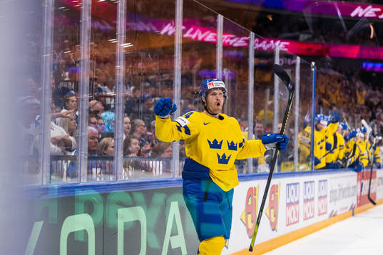 Oscar Lindberg of Sweden celebrates