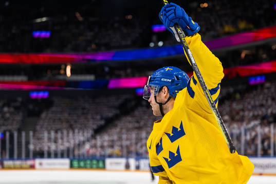 Oscar Lindberg of Sweden celebrates