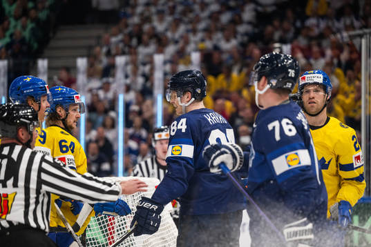 Jonathan Pudas and Oscar Lindberg of Sweden with Kaapo
