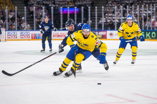 Teemu Hartikainen of Finland and Henrik Tömmernes of Sweden