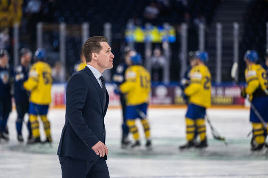 head coach Sam Hallam of Sweden
