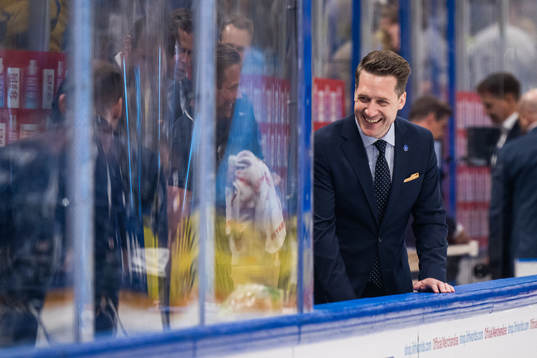 head coach Sam Hallam of Sweden