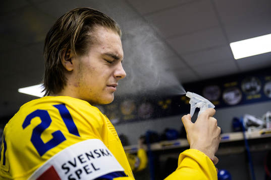 Leo Carlsson of Sweden sprays his head with water