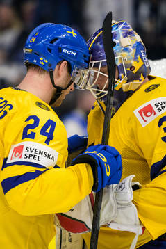 Oscar Lindberg and goaltender Lars Johansson of Sweden