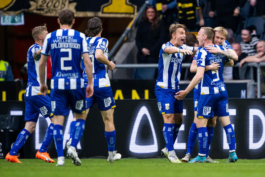 IFK Göteborgs Sebastian Ohlsson jublar med lagkamrater