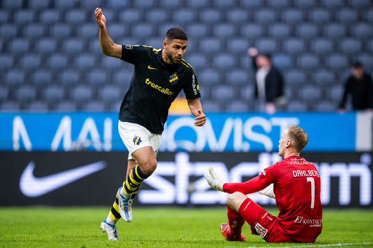 AIKs Omar Faraj jublar medan IFK Göteborgs målvakt Pontus