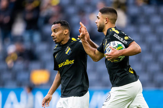 AIKs Bilal Hussein och Omar Faraj jublar