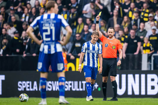 Domare Victor Wolf varnar IFK Göteborgs Linus Carlstrand