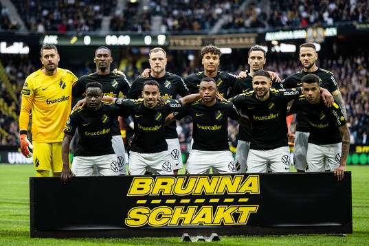 AIKs startelva pserar föe en bild