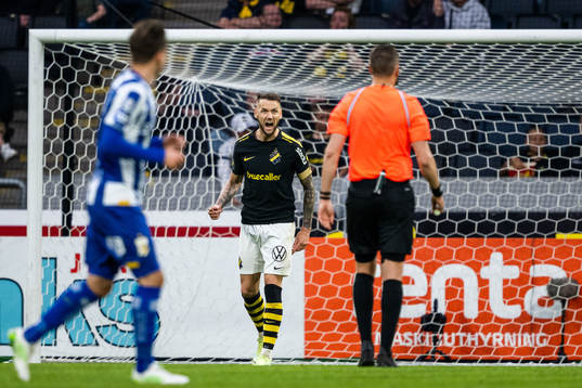 AIKs Alexander Milosevic reagerar mot domare Victor Wolf