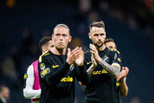 AIKs Viktor Fischer och Alexander Milosevic deppar