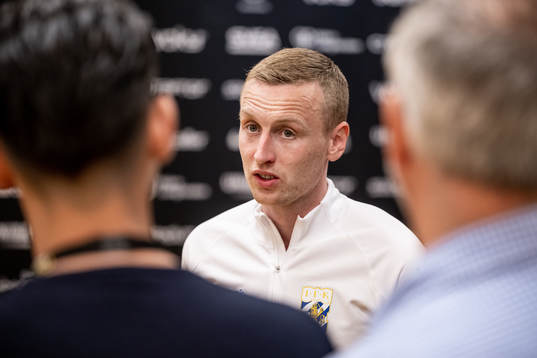IFK Göteborgs Sebastian Ohlsson pratar med media