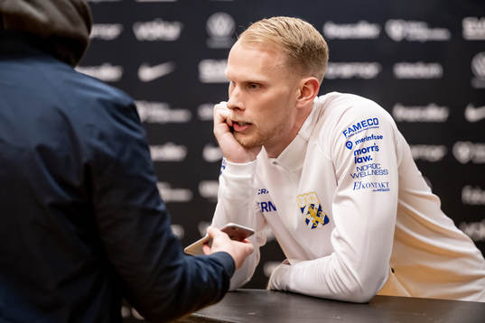 IFK Göteborgs målvakt Pontus Dahlberg pratar med media
