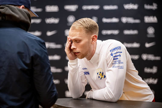IFK Göteborgs målvakt Pontus Dahlberg pratar med media