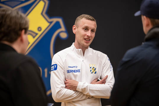 IFK Göteborgs Sebastian Ohlsson pratar med media
