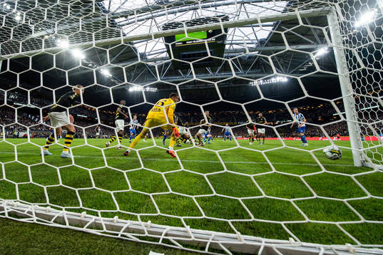 IFK Göteborgs Sebastian Ohlsson gör 2-2 på AIKs målvakt
