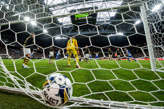 IFK Göteborgs Sebastian Ohlsson gör 2-2 på AIKs målvakt