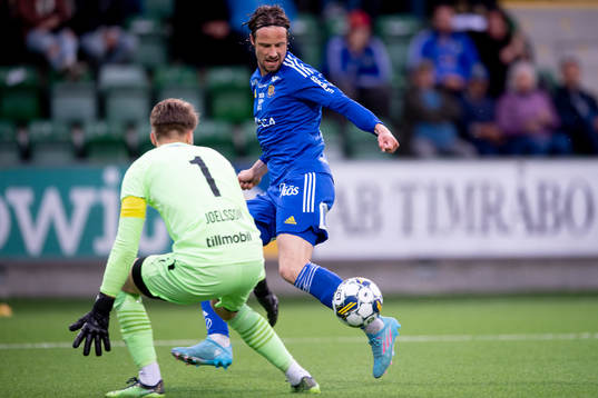 Helsingborgs målvakt Kalle Joelsson räddar GIF Sundsvalls