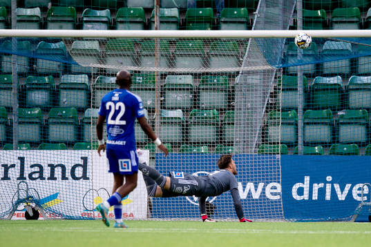 GIF Sundsvalls målvakt Oscar Jonsson ser 1-1 segla in i