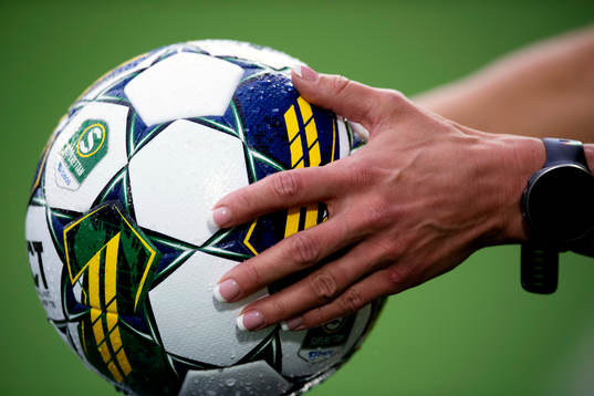 Domare Tess Olofsson tar matchbollen